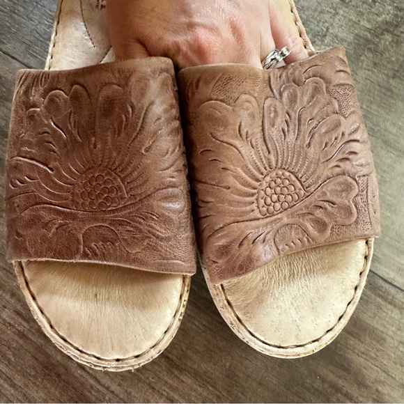 BORN embossed floral leather sandal brown and tan cork bottom - Picture 8 of 8